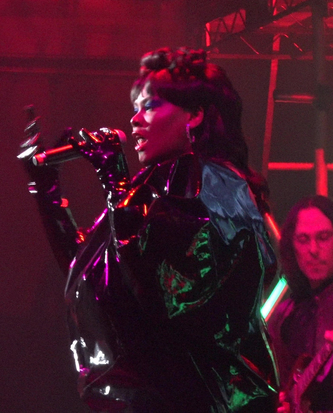 Portrait de la chanteuse Yseult pour un article consacré au corps, à la visibilité et à l’acceptation de soi