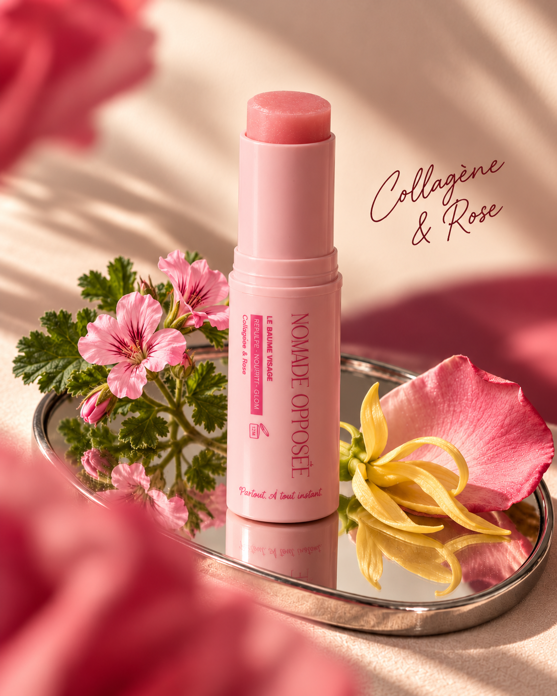 Nomade Opposée sur un plateau miroir, entouré de géranium rosat, d’ylang-ylang et d’un pétale de rose, avec l’inscription « Collagène & Rose ».