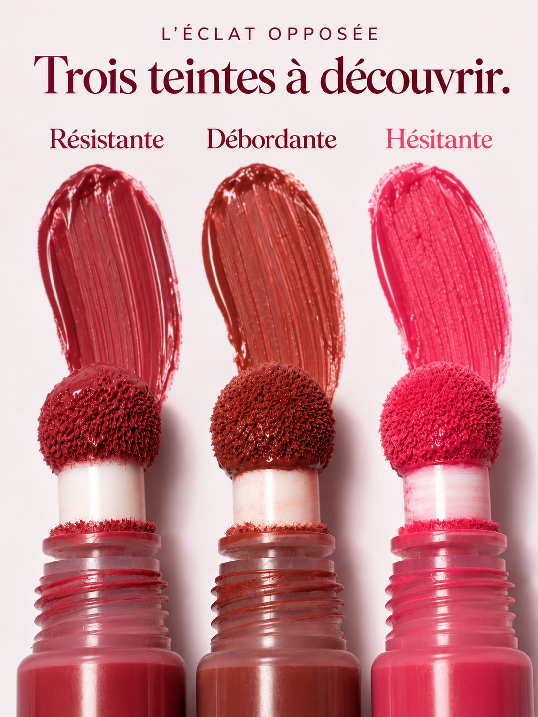 Applicateurs et textures des blushs L’Éclat Opposée : Résistante, un bois de rose intense ; Débordante, un marron rosé ; Hésitante, un rose vif.