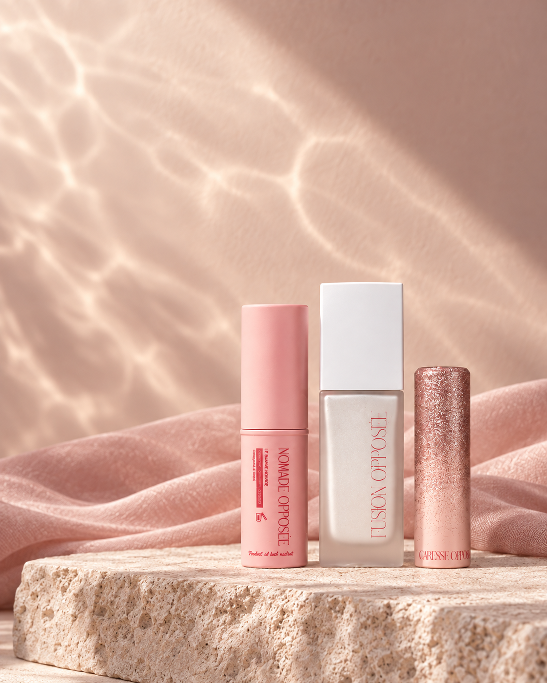 Caresse, Fusion et Nomade Opposée présentés sur un décor rose-beige avec des reflets d’eau.