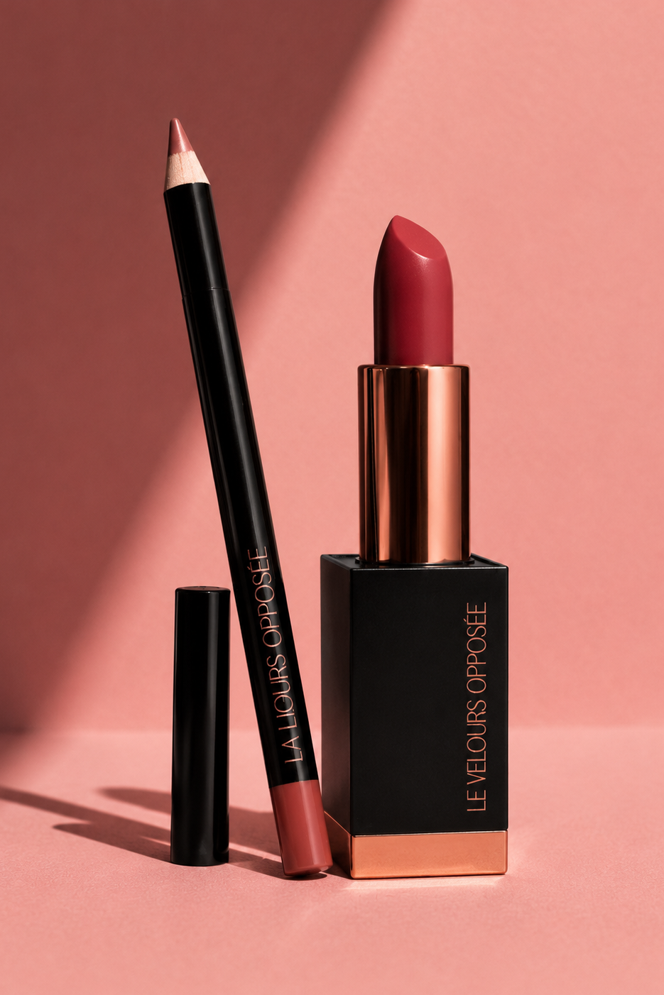 Duo Lèvres Opposée avec le crayon La Ligne Opposée et le rouge à lèvres Le Velours Opposée