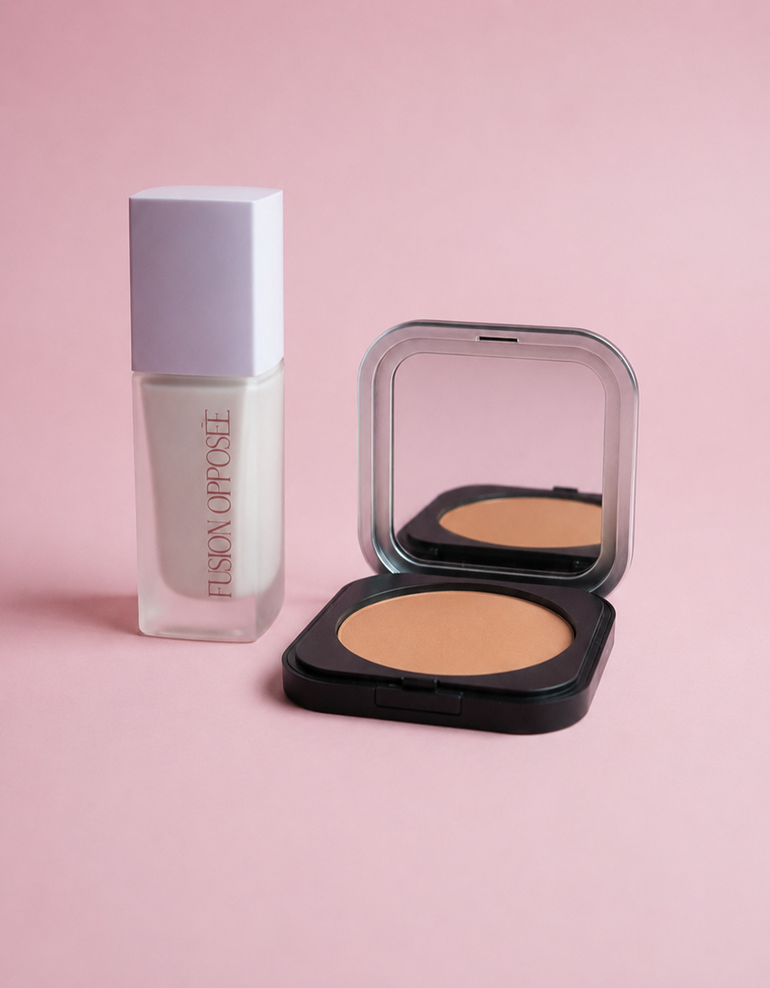 Fusion Opposée avec la poudre matifiante Harmonie Opposée teinte Miel pour peau mate