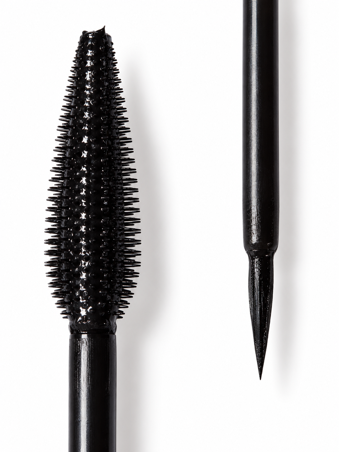 Gros plans sur fond blanc de la brosse mascara orientée vers le haut et de la pointe fine eyeliner orientée vers le bas.
