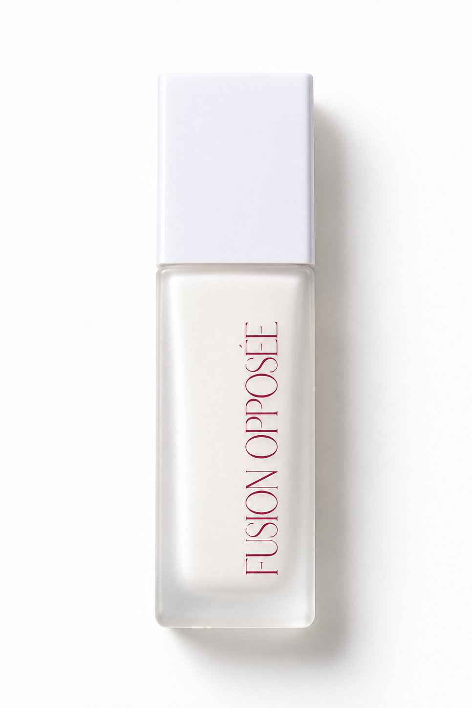 Flacon du fond de teint à microcapsules Fusion Opposée sur fond blanc avec une ombre douce.
