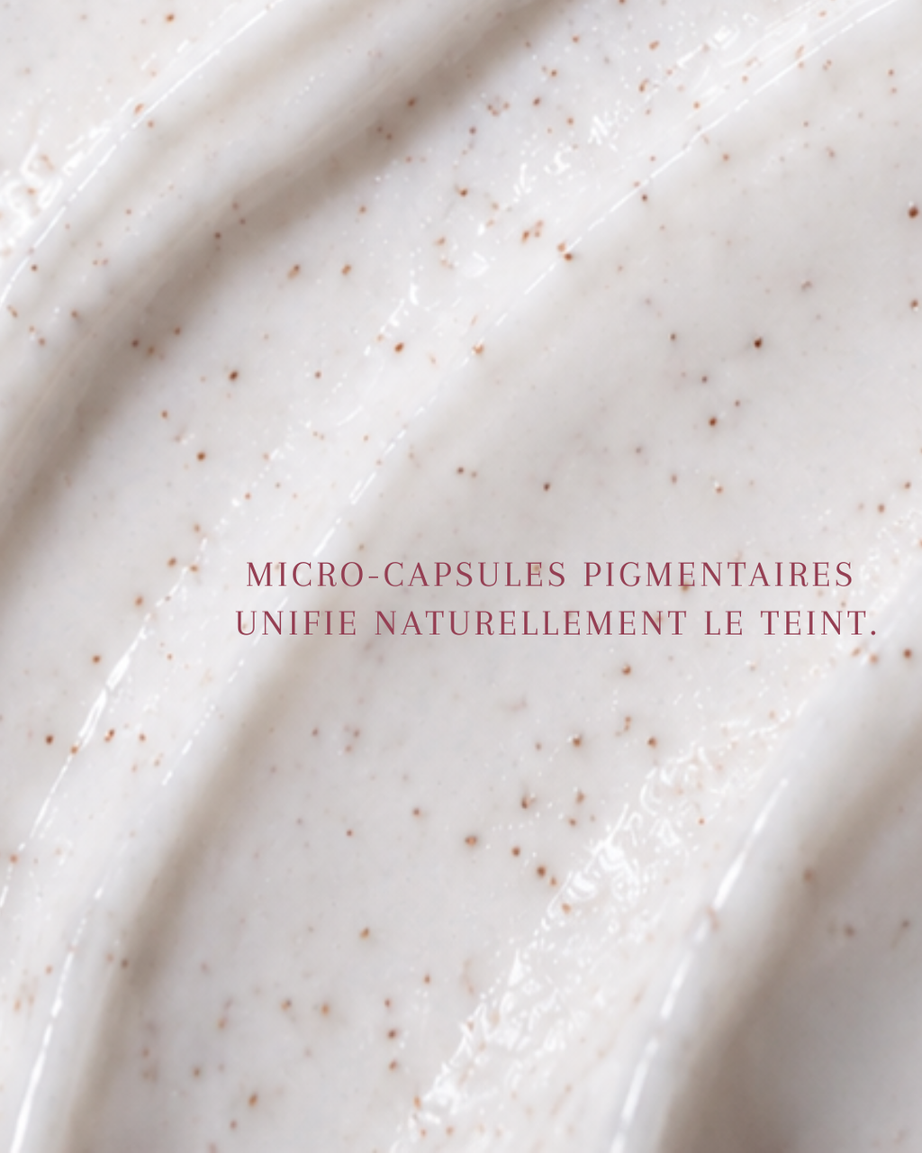 Gros plan sur la texture blanche de Fusion Opposée et ses microcapsules pigmentées qui se libèrent à l’application.