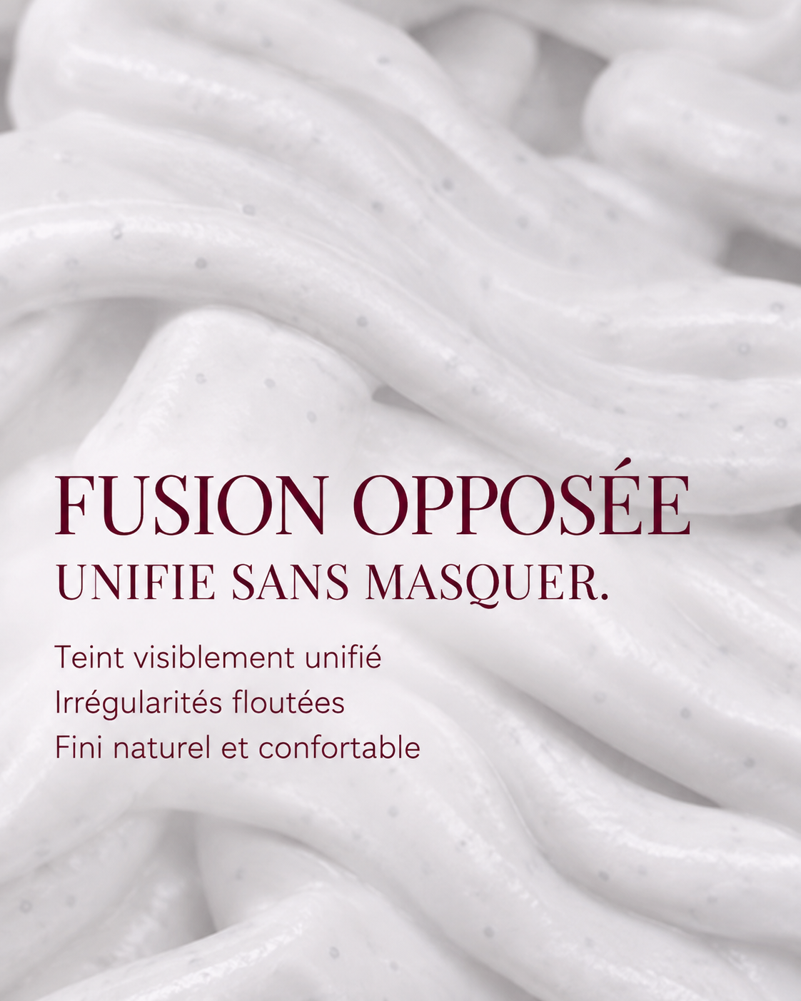 Texture blanche de Fusion Opposée avec microcapsules grises, conçue pour unifier visiblement le teint, flouter les irrégularités et offrir un fini naturel et confortable.