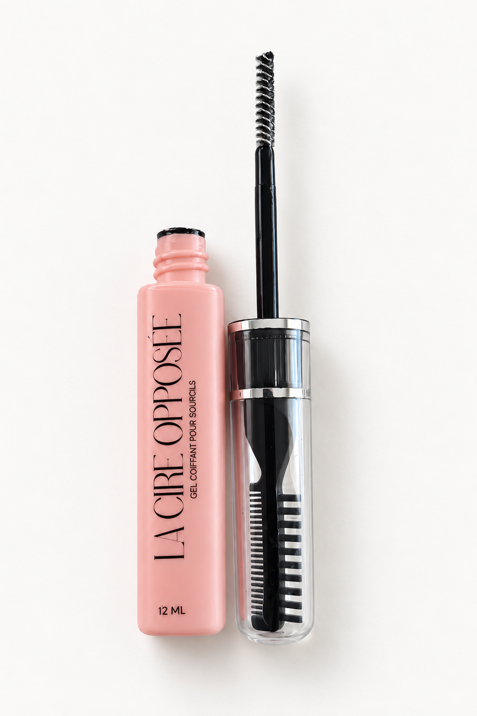 Gel pour sourcils La Cire Opposée présenté sur fond blanc avec une ombre douce.