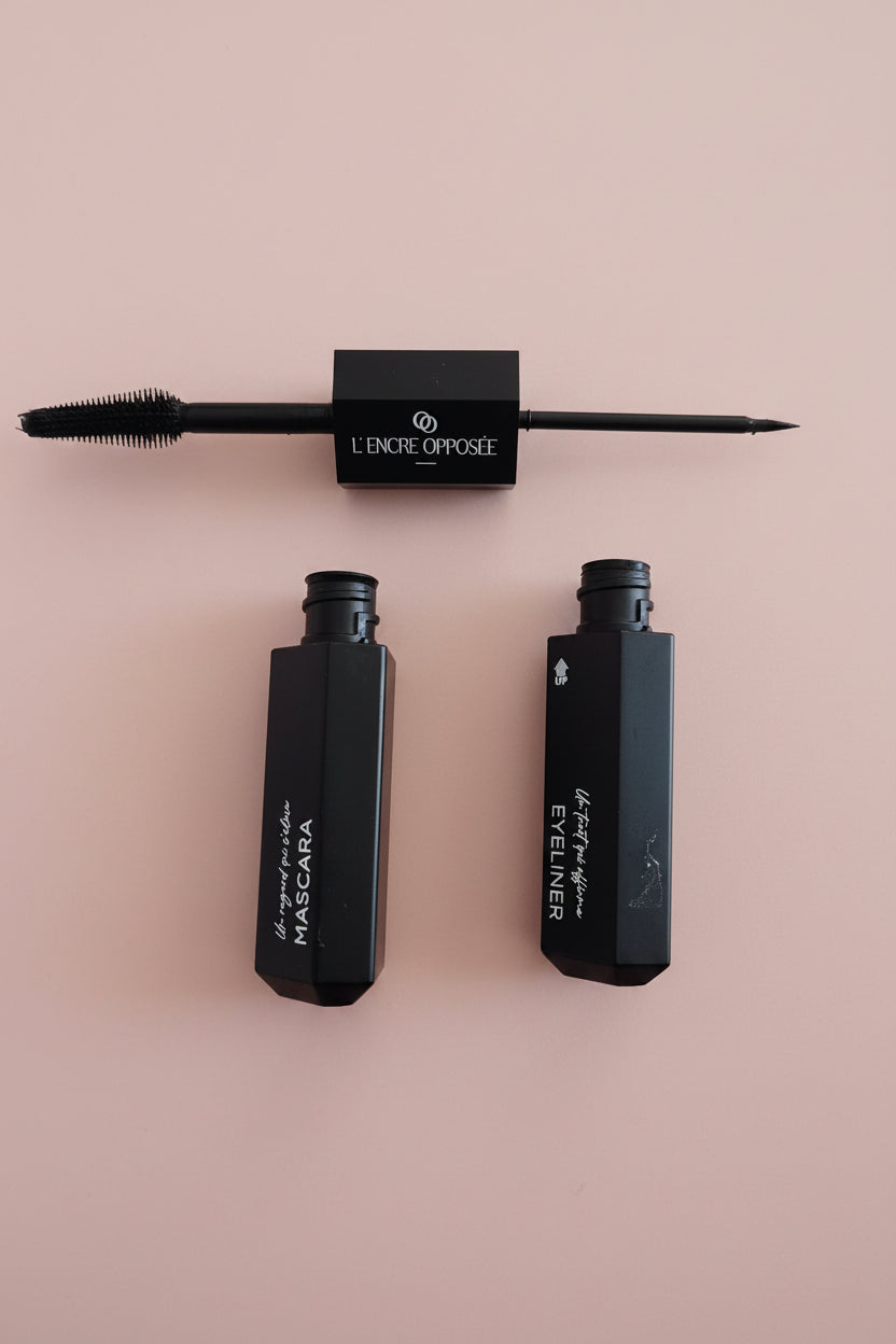 L’Encre Opposée ouvert montrant sa brosse mascara et sa pointe eyeliner dans un format 2-en-1.