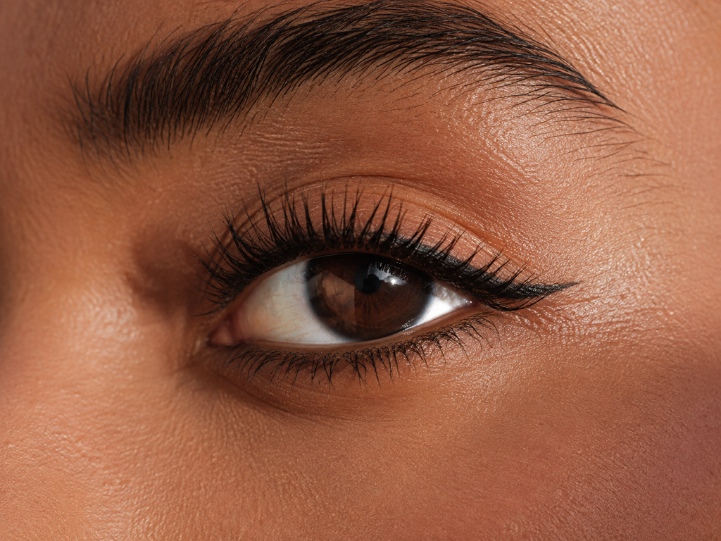 Gros plan sur un œil maquillé avec le mascara et l’eyeliner noirs L’Encre Opposée.