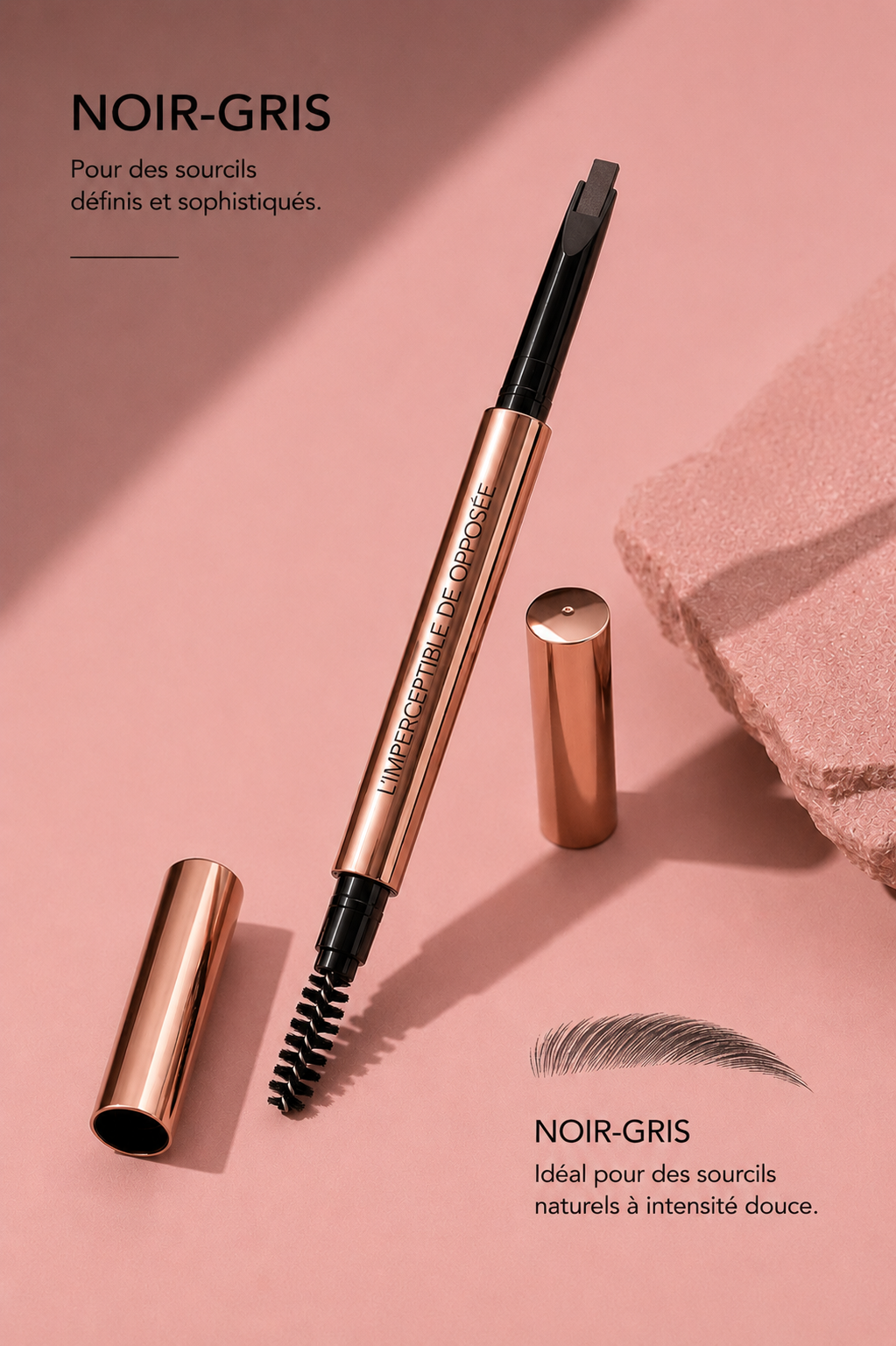 Crayon sourcils L’Imperceptible Opposée en teinte Noir-Gris avec mine biseautée et brosse sur fond rose.
