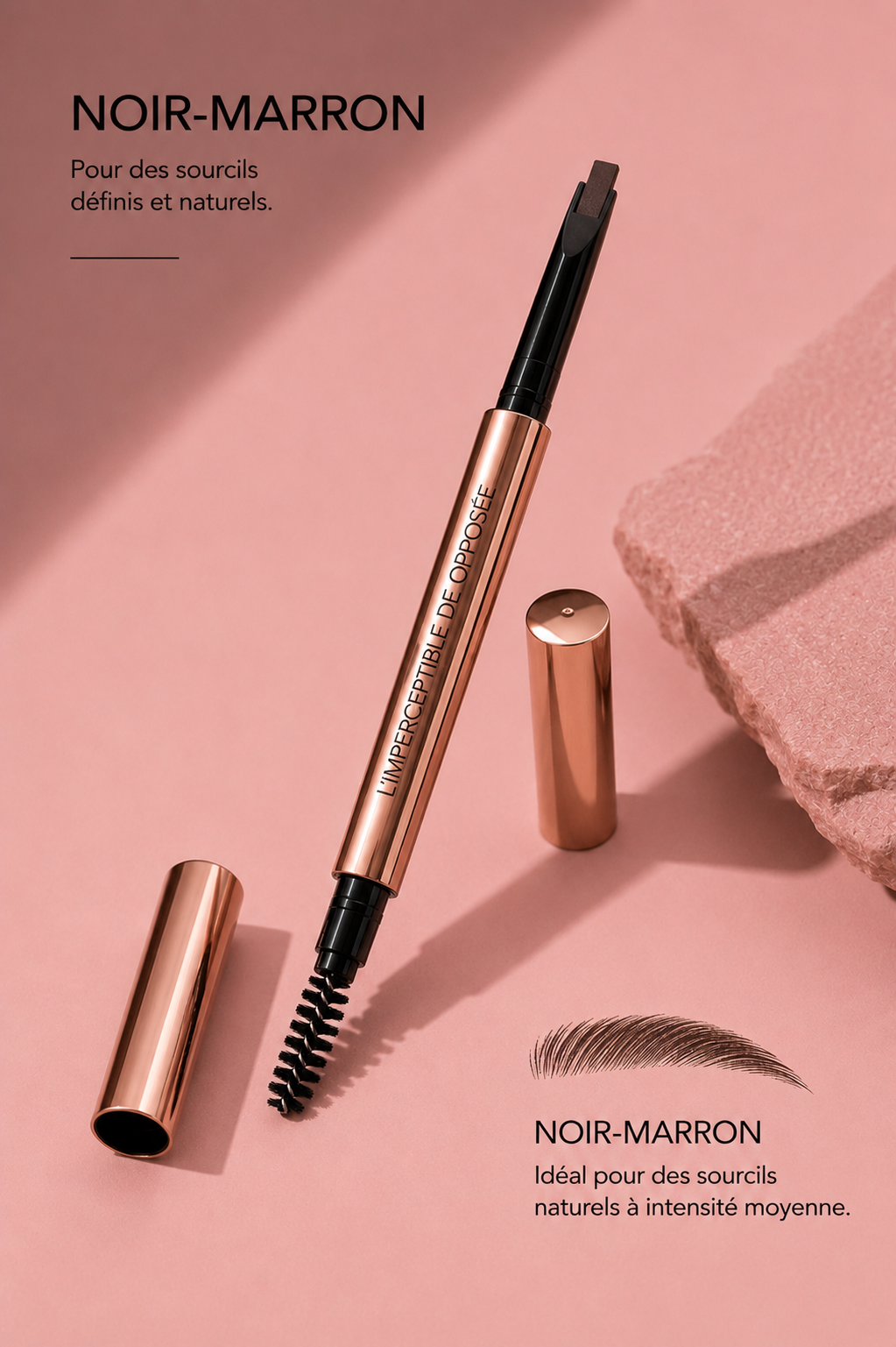 Crayon sourcils L’Imperceptible Opposée en teinte Noir-Marron avec mine biseautée et brosse sur fond rose.