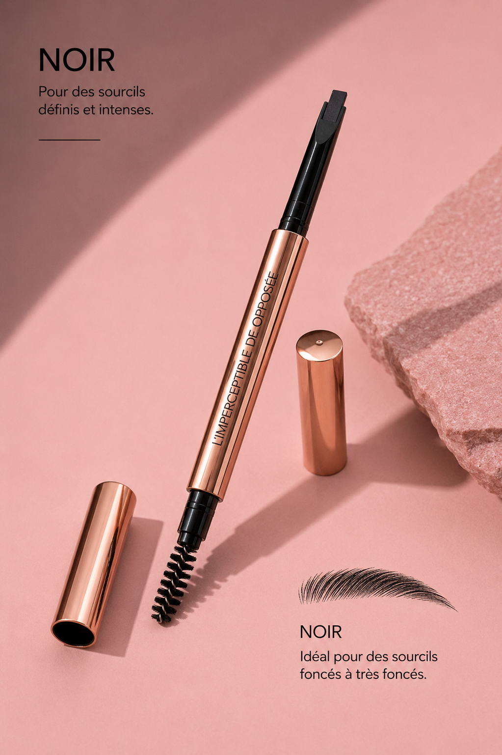 Crayon sourcils L’Imperceptible Opposée en teinte Noir avec mine biseautée et brosse sur fond rose.