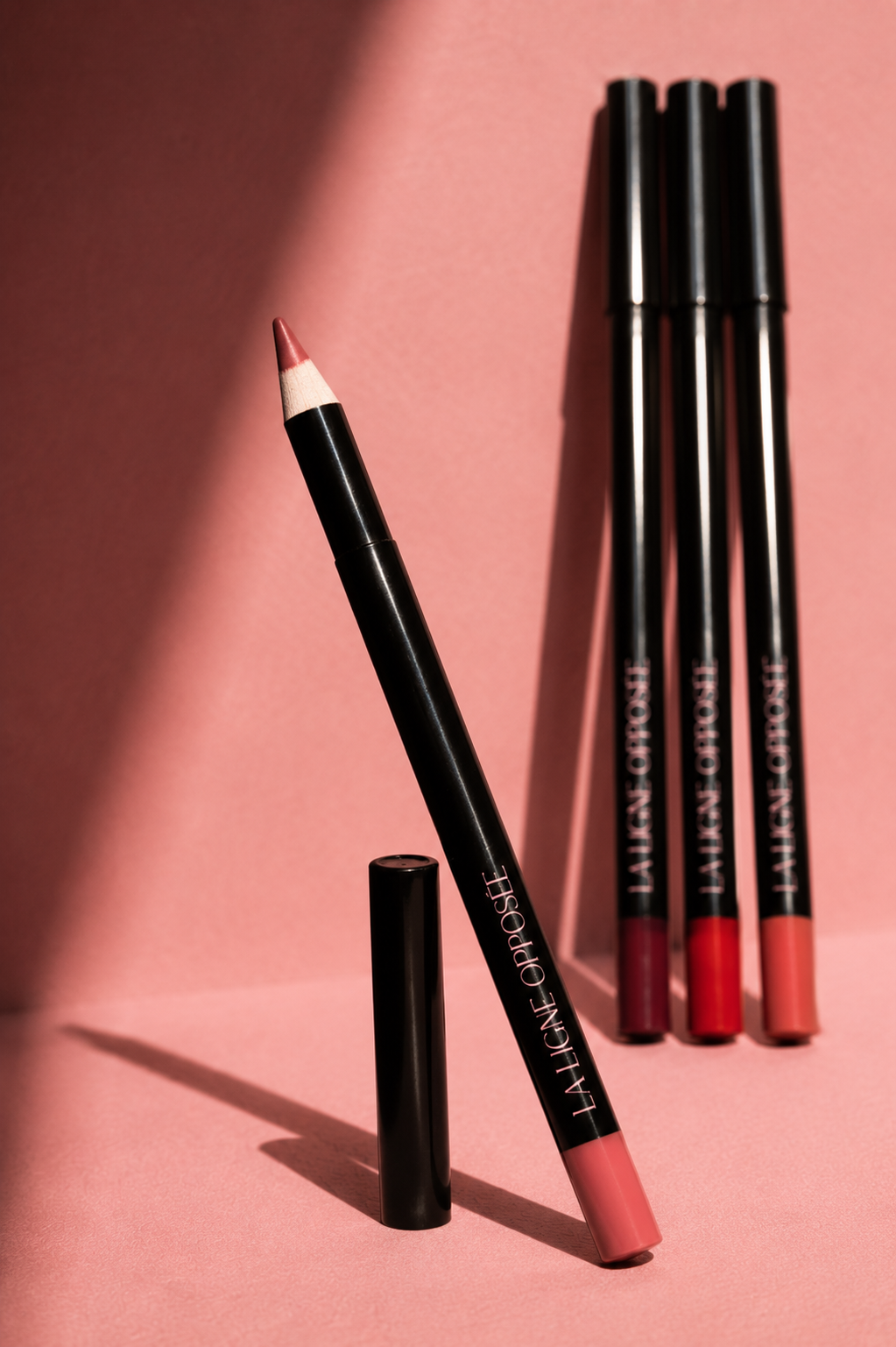 Crayon contour des lèvres La Ligne Opposée ouvert avec les trois teintes sur fond rose