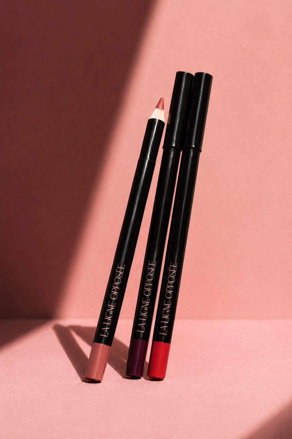 Les trois teintes du crayon contour des lèvres La Ligne Opposée : rose nude, rouge et marron bordeaux