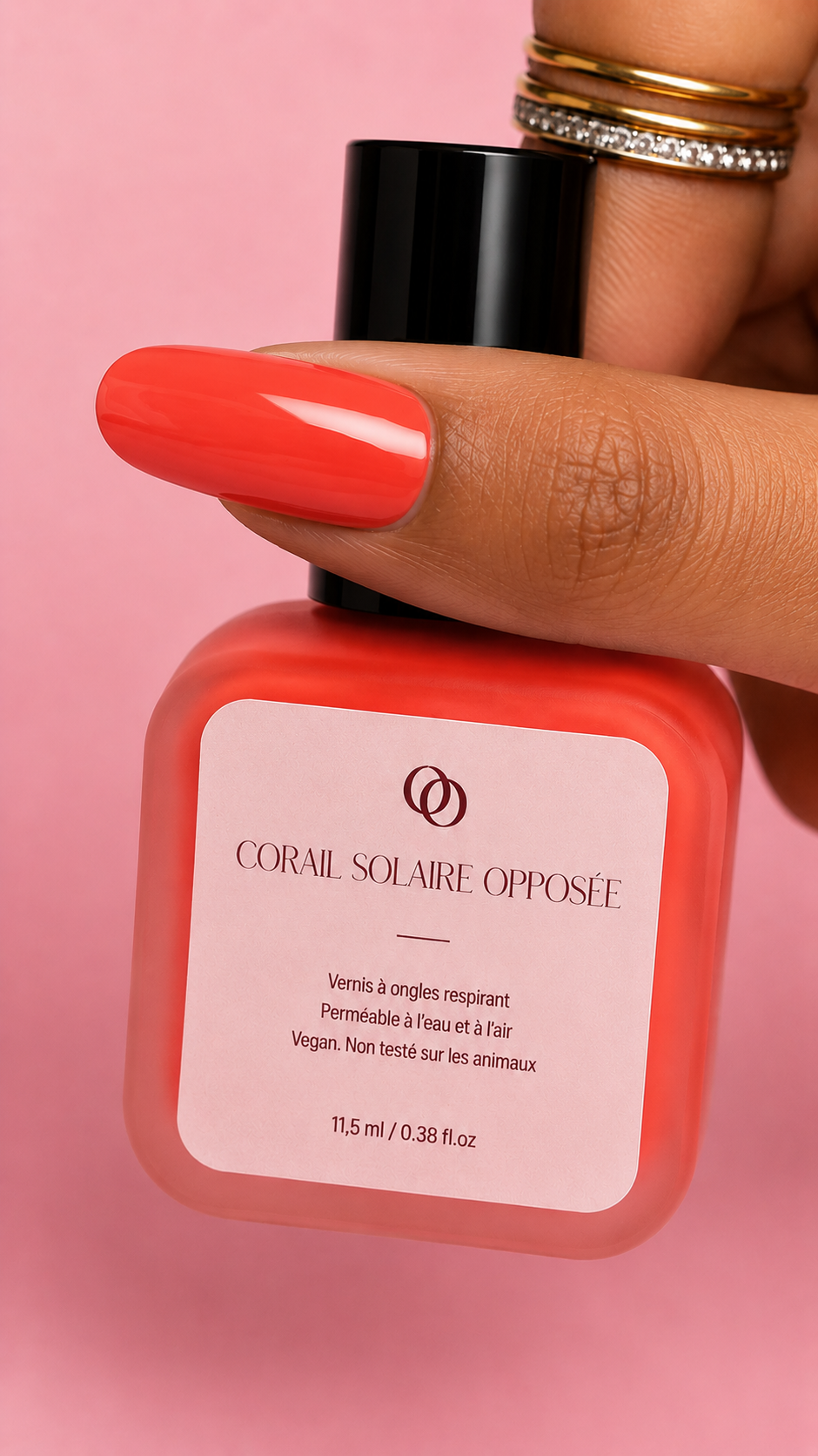 La Nuance Opposée , vernis teinte corail solaire  fermé, avec ongle sur lequel on voit le résultat de la teinte