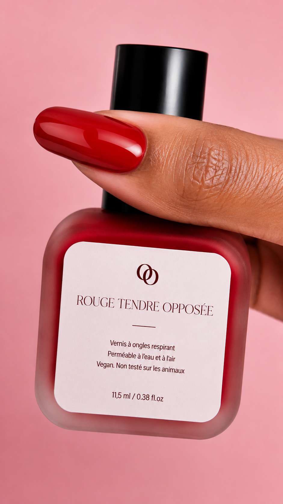 La Nuance Opposée , vernis teinte rouge tendre  fermé, avec ongle sur lequel on voit le résultat de la teinte