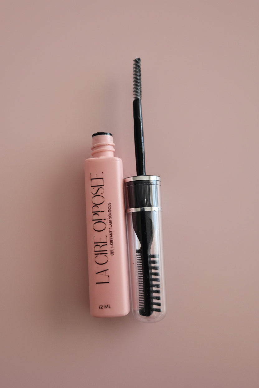 La cire opposée, le gel Coiffant sourcils ouverts pour voir l'embout  fond rose. Packshot produit pour boutique en ligne Opposée 