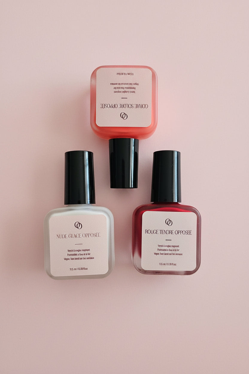 Teinte nude glacé, corail solaire et rouge tendre. La Nuance Opposée,  vernis perméables 