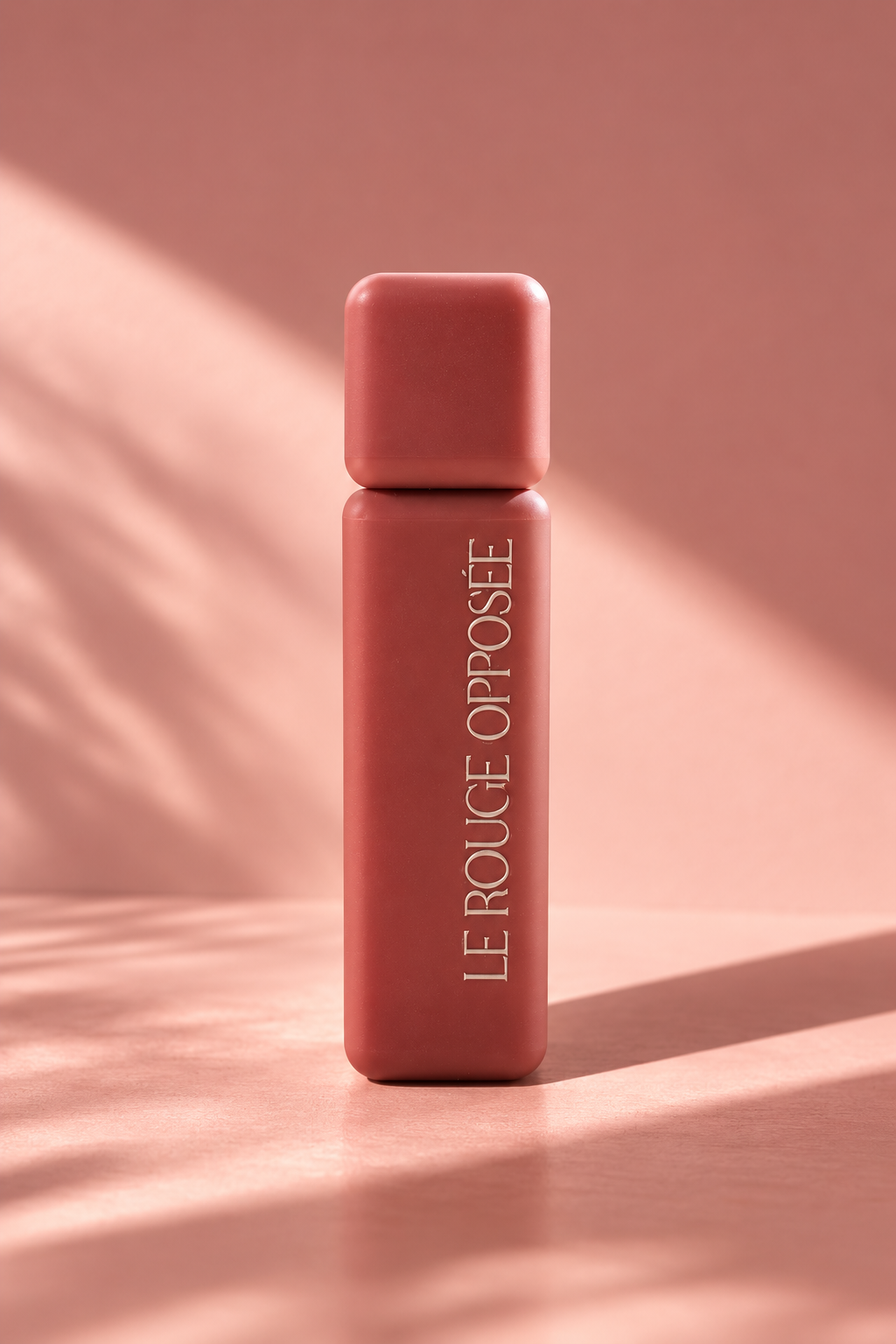 Le Rouge Opposée fermé sur fond rose