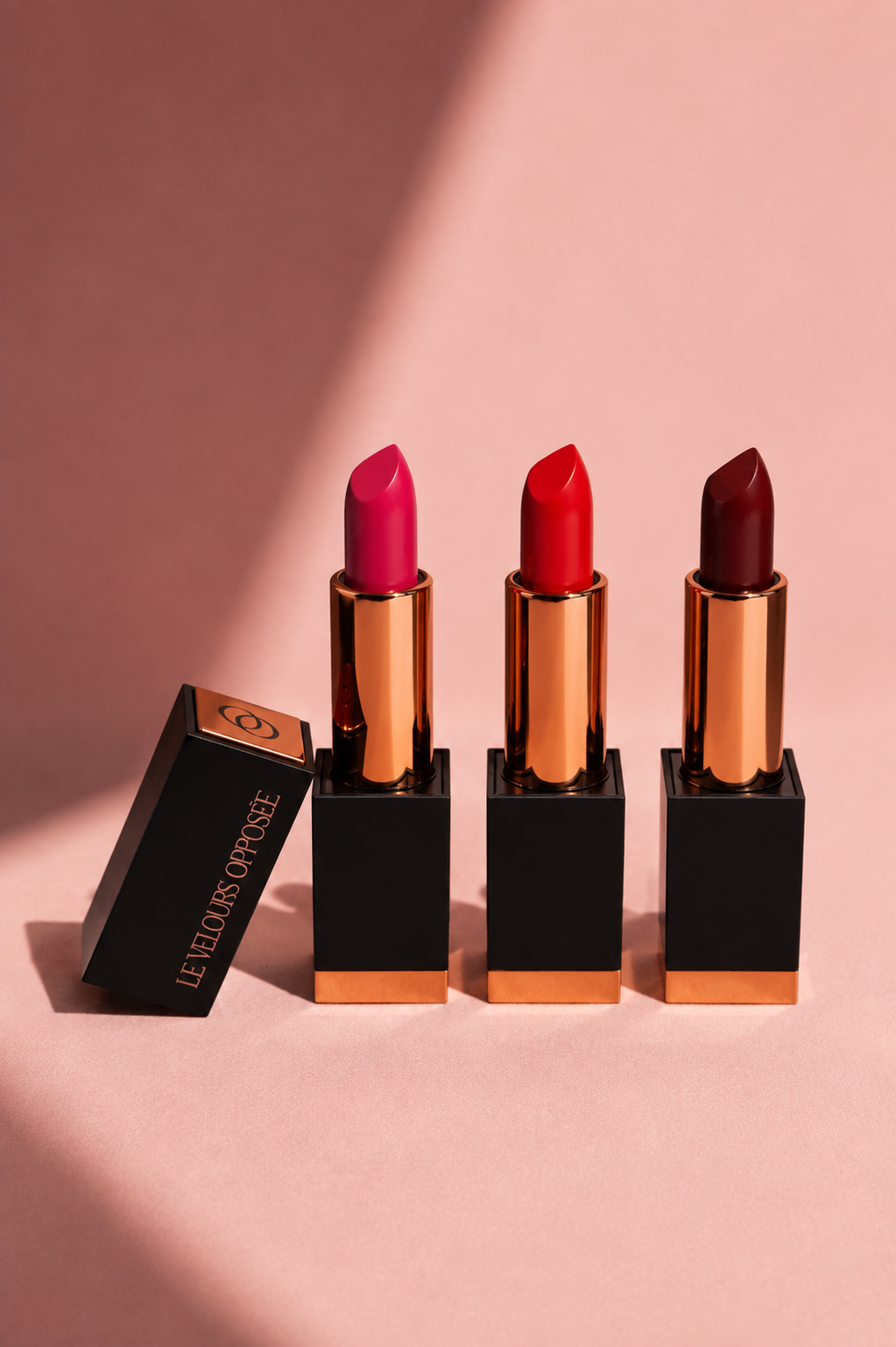 Les trois teintes du rouge à lèvres Le Velours Opposée : rose, rouge et bordeaux