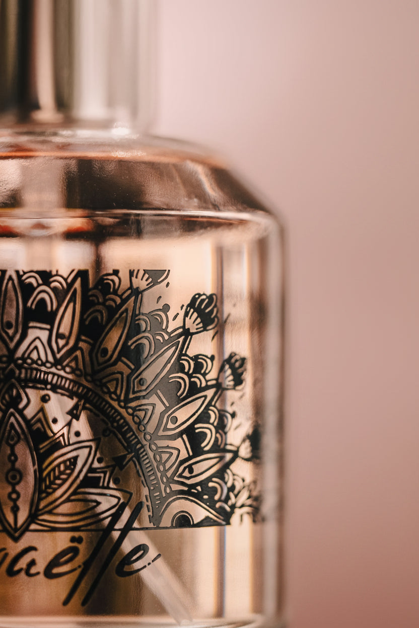 Leenaelle, eau de toilette, zoum sur mandala sur le verre