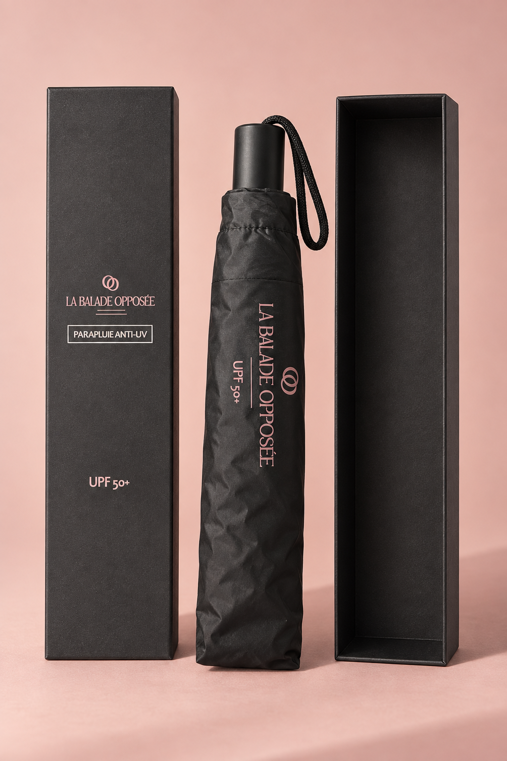 Parapluie anti-UV La Balade Opposée plié dans sa housse noire assortie