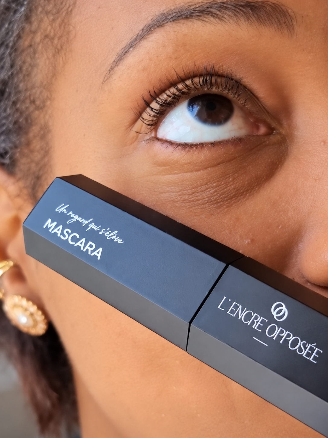 Gros plan du regard après application du mascara noir L’Encre Opposée.