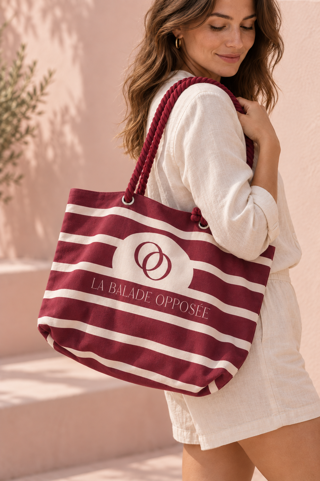 Femme portant le sac cabas souple La Balade Opposée à l’épaule