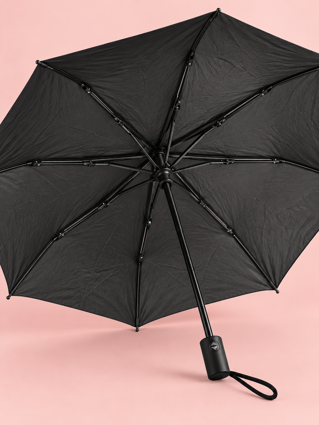 Vue intérieure du parapluie pliable La Balade Opposée avec ses huit baleines et sa poignée noire