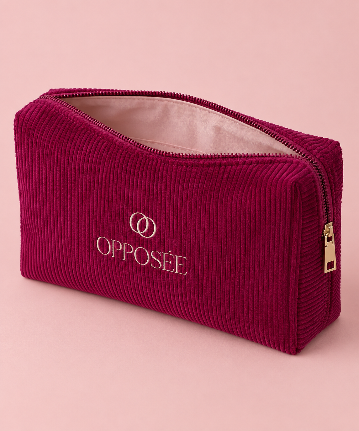 Trousse Opposée ouverte et vide avec doublure rose pâle et fermeture descendant sur les côtés.