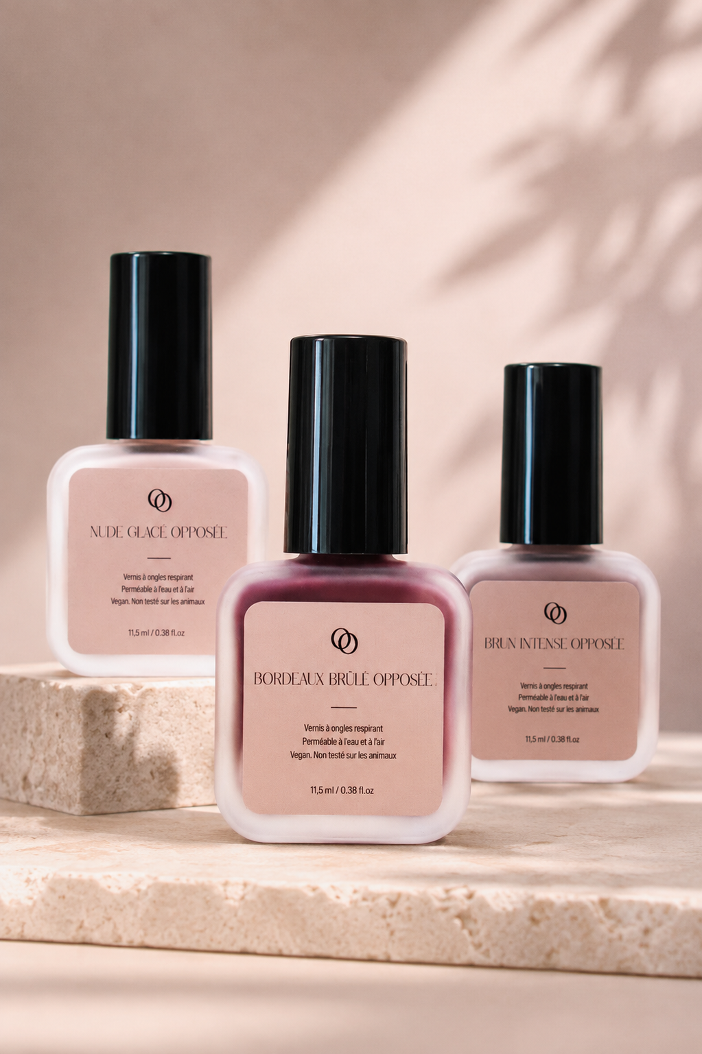 Vernis perméables Opposée Nude Glacé, Bordeaux Brûlé et Brun Intense sur fond rose