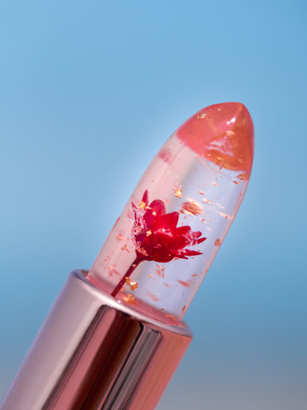 Caresse Opposée, baume à lèvres, packaging magnifique, une rose visible et figée dans le baume, ciel bleu