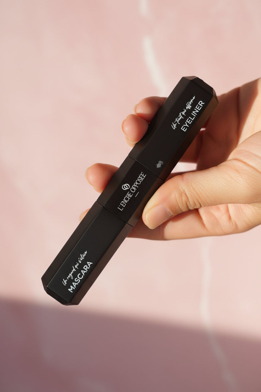 L'Encre Opposée, mascara et eyeliner 2en1, packshot premium, porté dans une main pour dimension