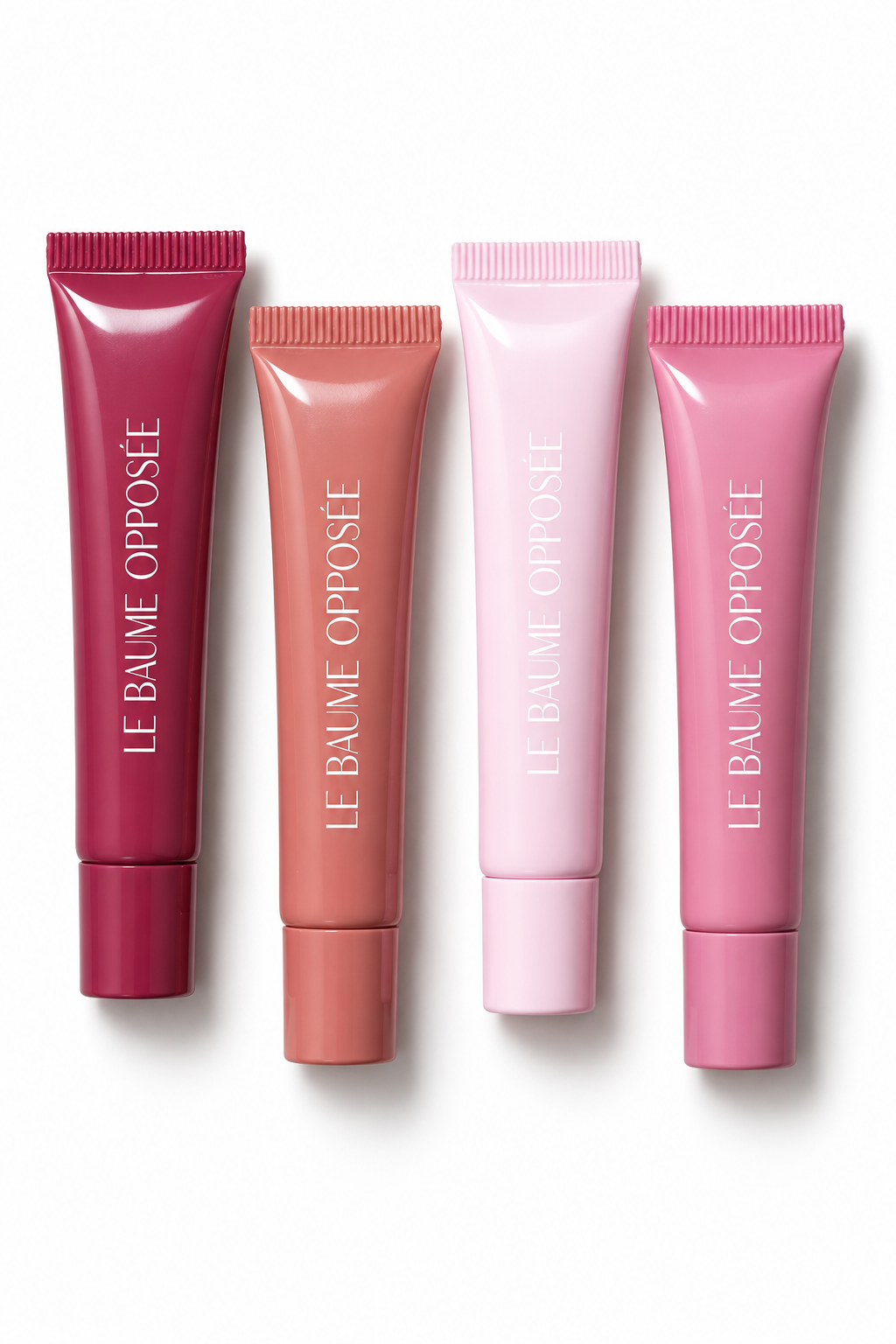 Les quatre tubes du Baume Opposée, en bordeaux, caramel et rose, présentés sur fond blanc.