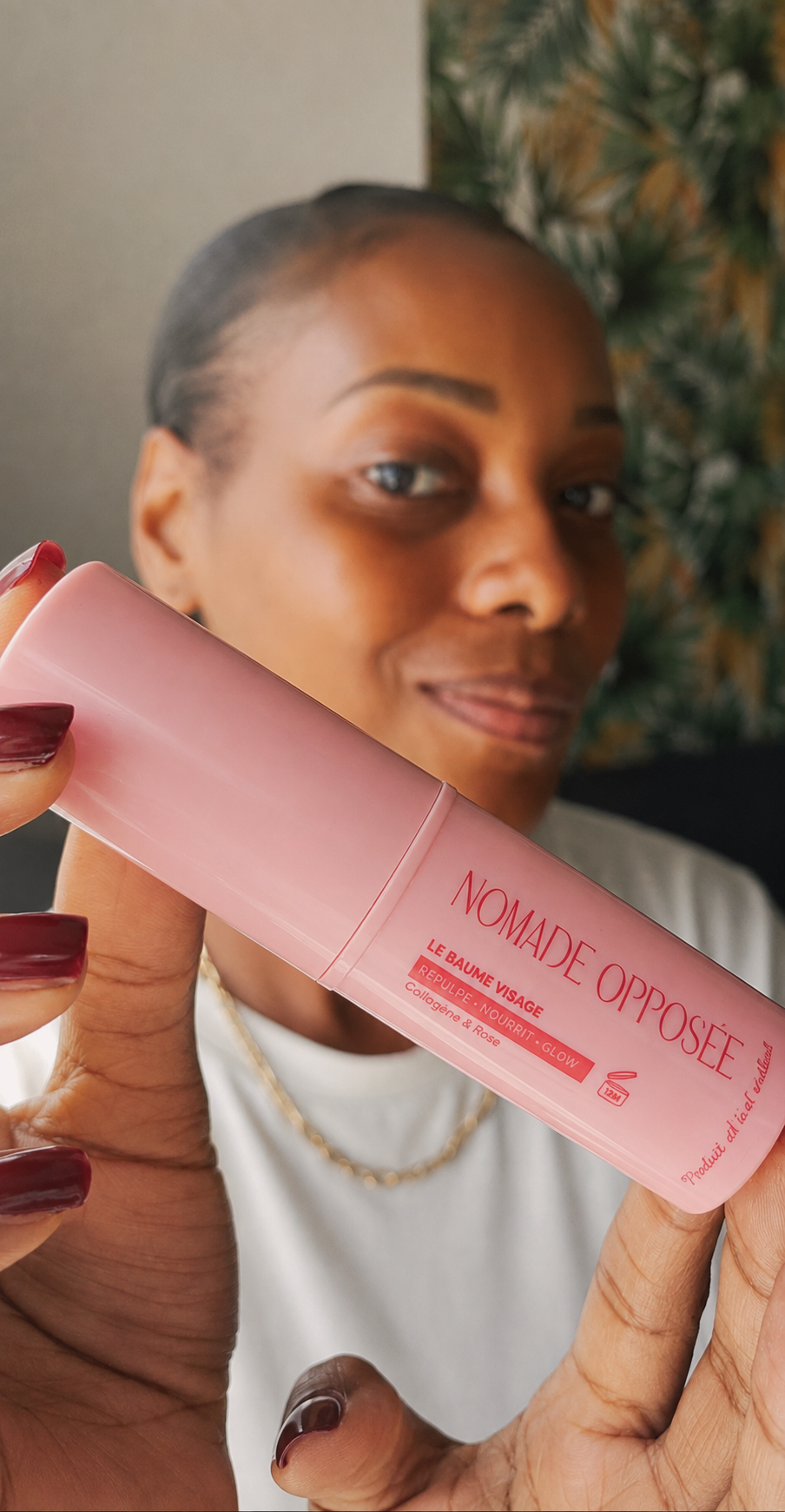 Nomade Opposée, soin visage en stick hydratant et nourrissant, présenté devant une femme à la peau naturelle.