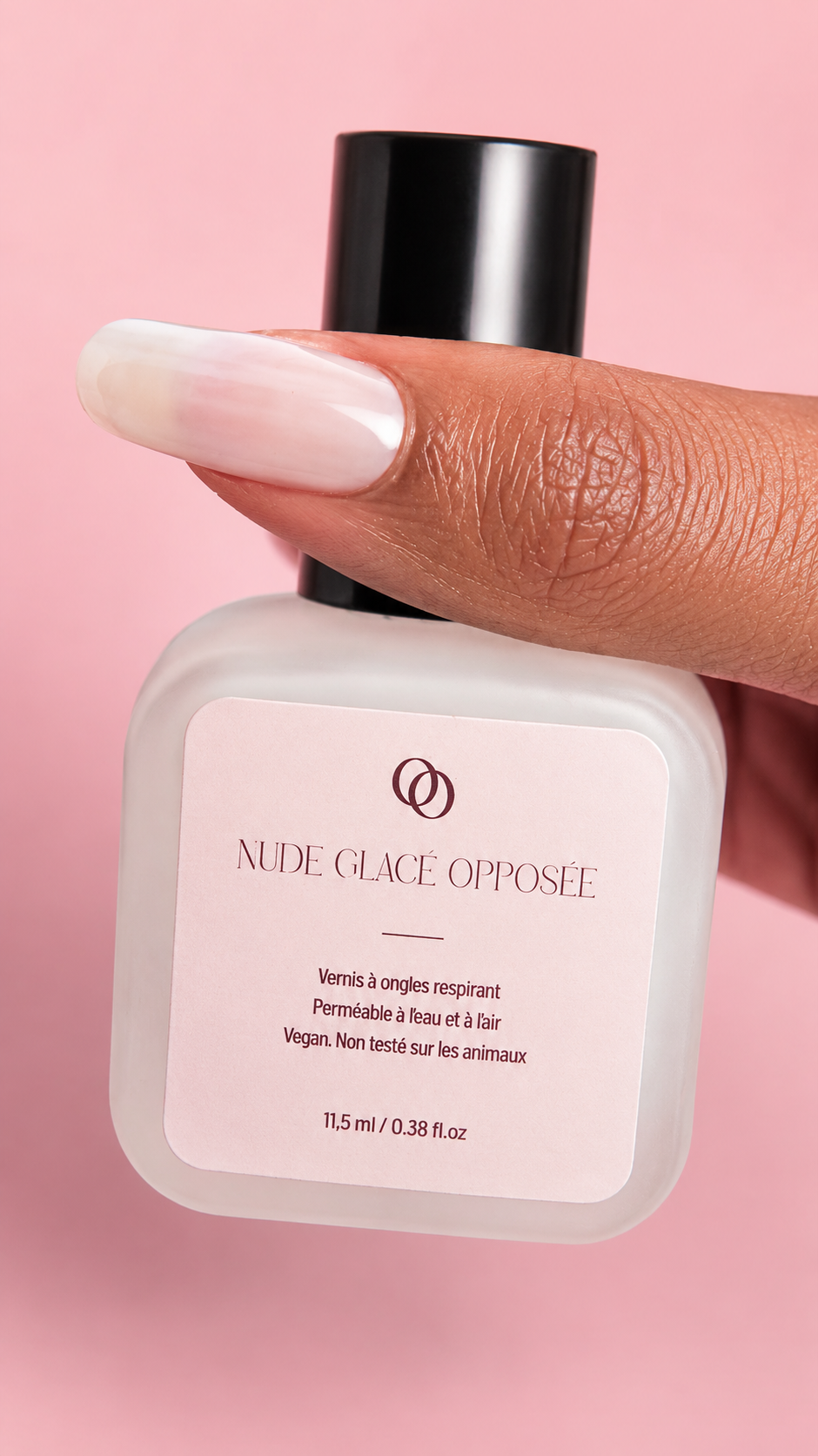 La Nuance Opposée , vernis teinte nude glacé fermé, avec ongles sur lequel on voit le résultat de la teinte