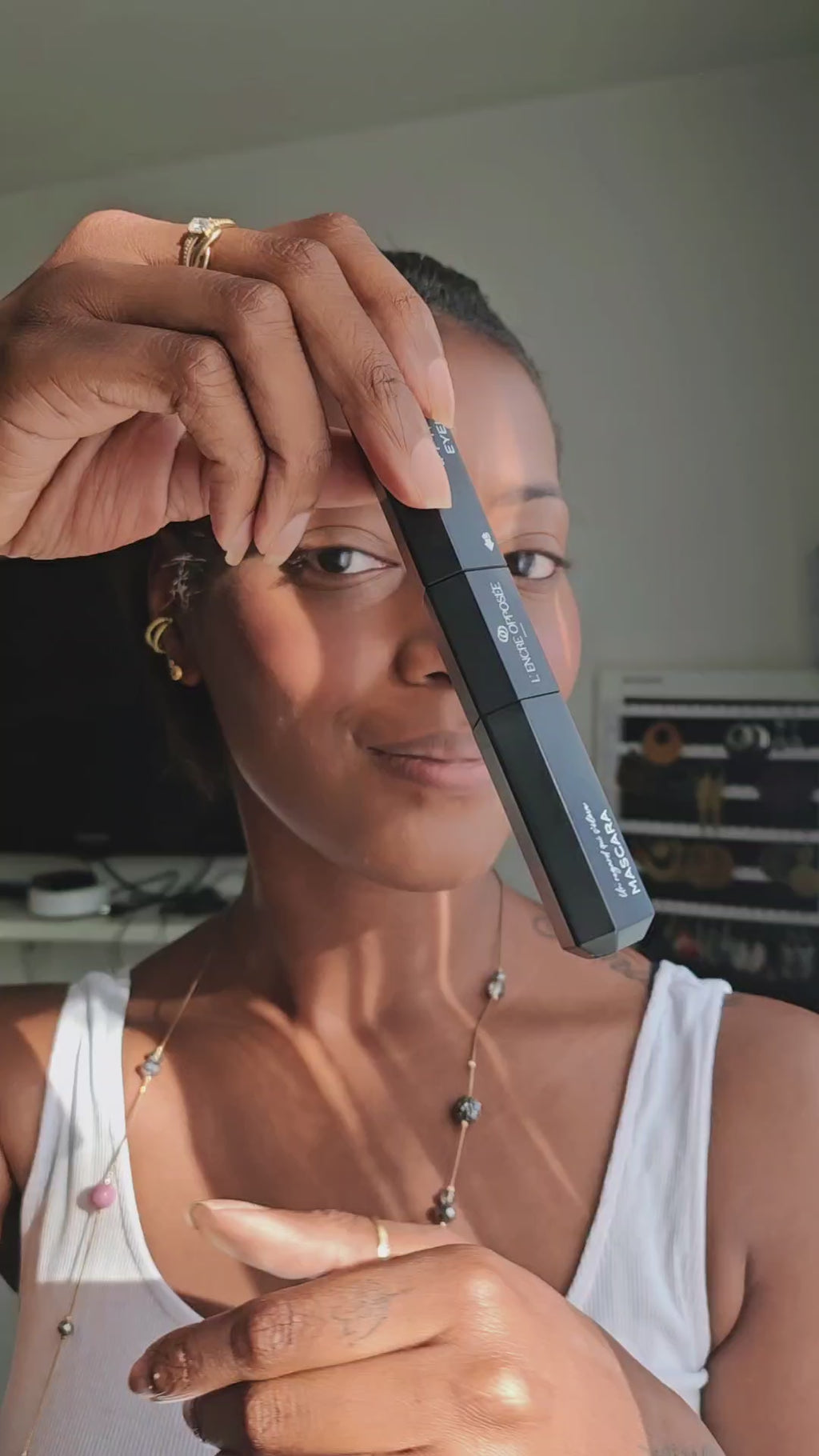 application L'Encre Opposée, mascara et eyeliner 2en1, feme peau foncée
