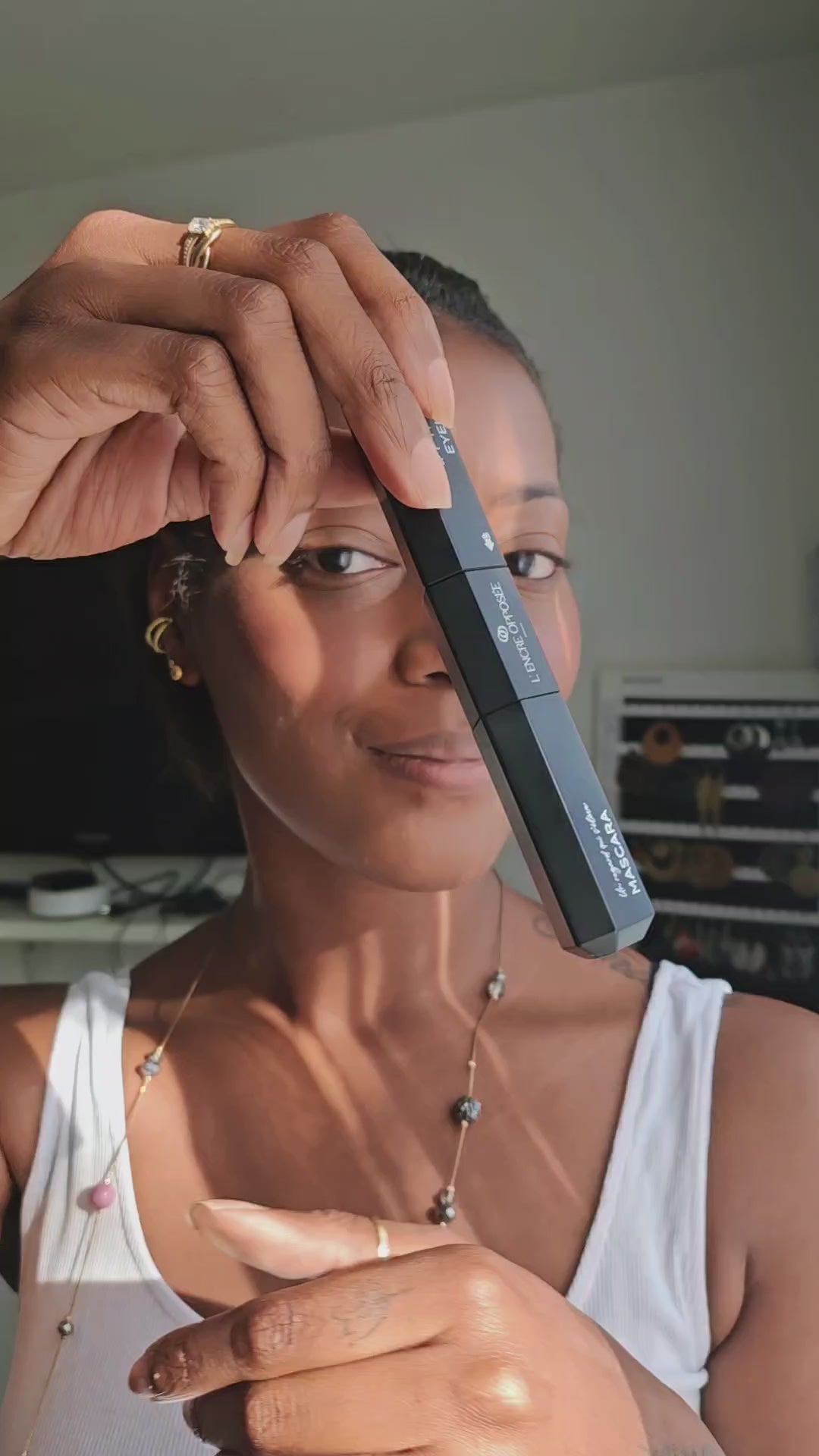 application L'Encre Opposée, mascara et eyeliner 2en1, feme peau foncée